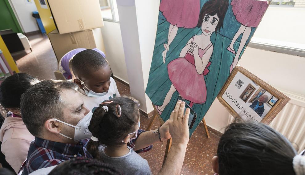 Activando el código QR para acceder a la vida y obra de Margaret Keane