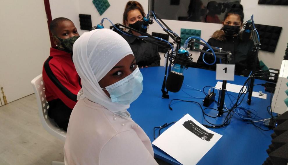 El alumnado de 6º de primaria durante la grabación del programa de radio