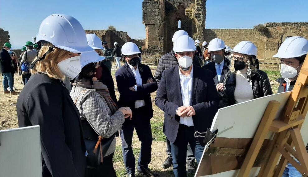 Las autoridades invitadas a la visita a las obras de Montearagón escuchan las explicaciones de los técnicos.