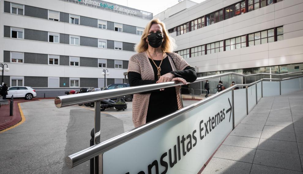 Marina Español, en el exterior del Hospital Quirón Salud Zaragoza, donde estuvo ingresada 32 días, de ellos 18 en la uci.