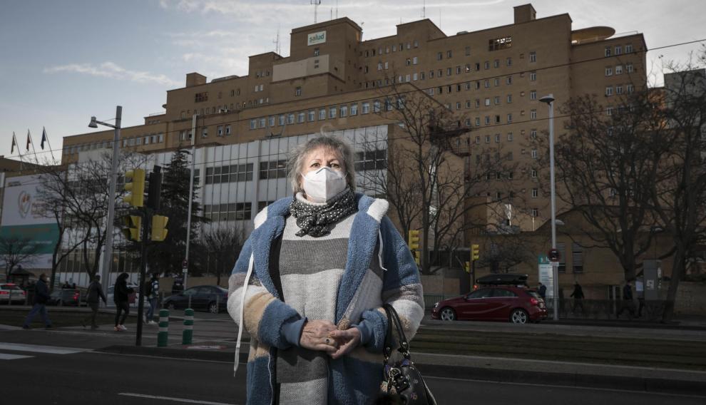 Carmela Mondejar, junto al Hospital Miguel Servet de Zaragoza, en el que estuvo ingresada tres meses.