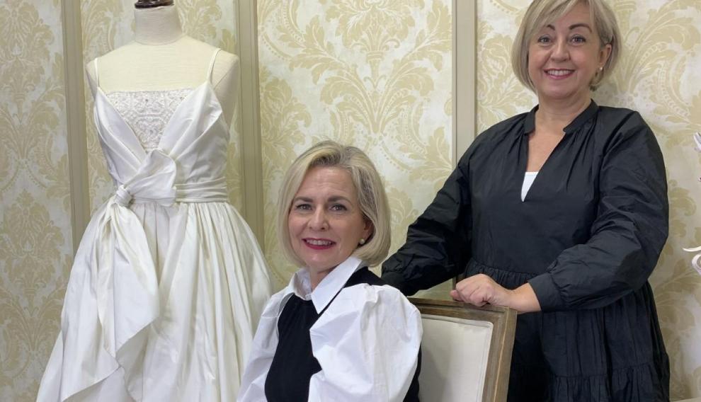 Cuca Gimeno,sentada, y Carmen García, de Marengo Moda.