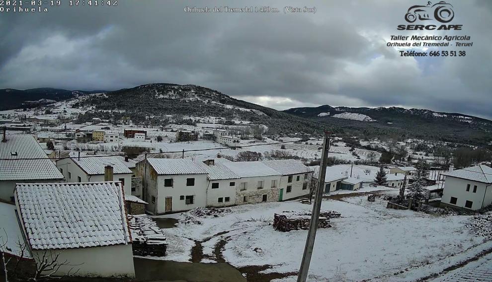 La nevada ha cubierto de blanco los tejados de Orihuela del Tremedal.