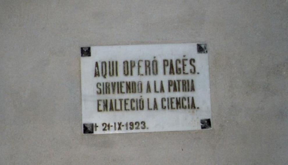 Placa que había en el quirófano del Hospital de Melilla que llevaba el nombre del capitán médico Fiderl Pagés.