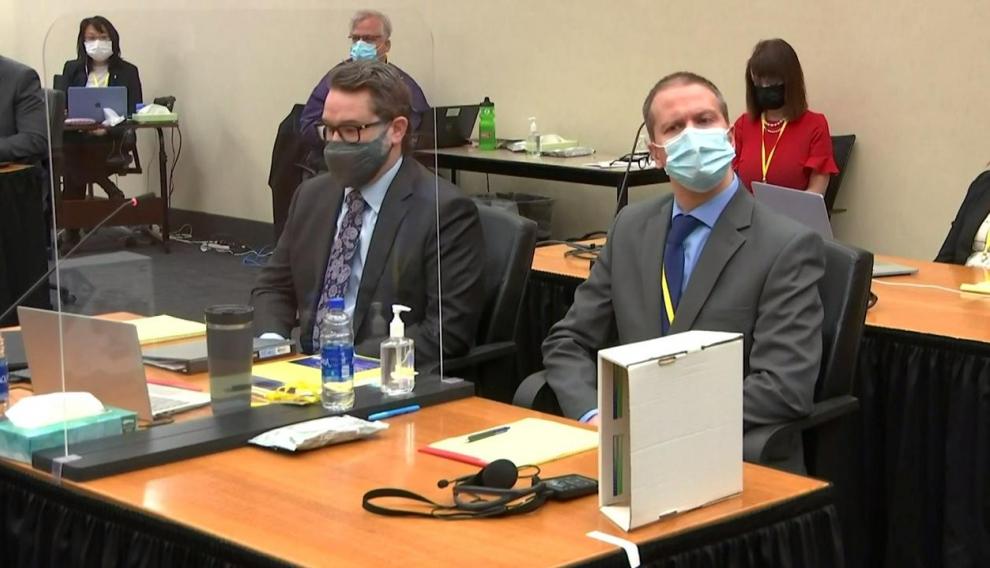 El acusado, Derek Chauvin (derecha), al inicio del juicio, este lunes en Mineápolis.