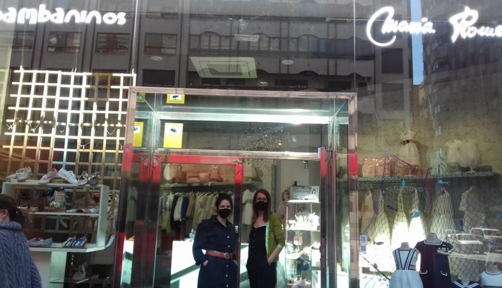 Pilar Gallizo (d) y María Jesús Marcellán en el espacio Bambininos y María Romero que inaguraron a mediados de febrero, en la avenida de César Augusto.