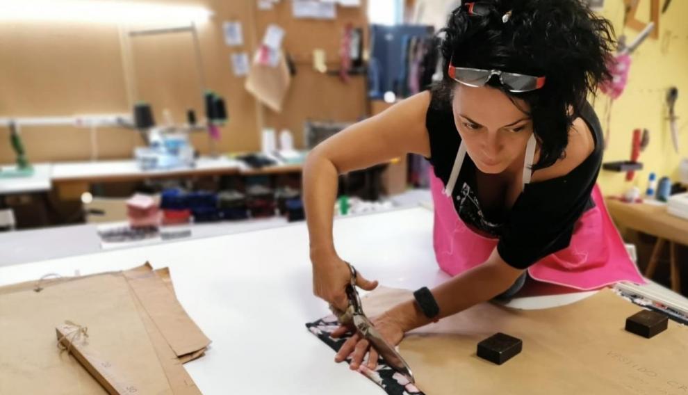 Alicia Preciado, en su taller de costura de Grañén.