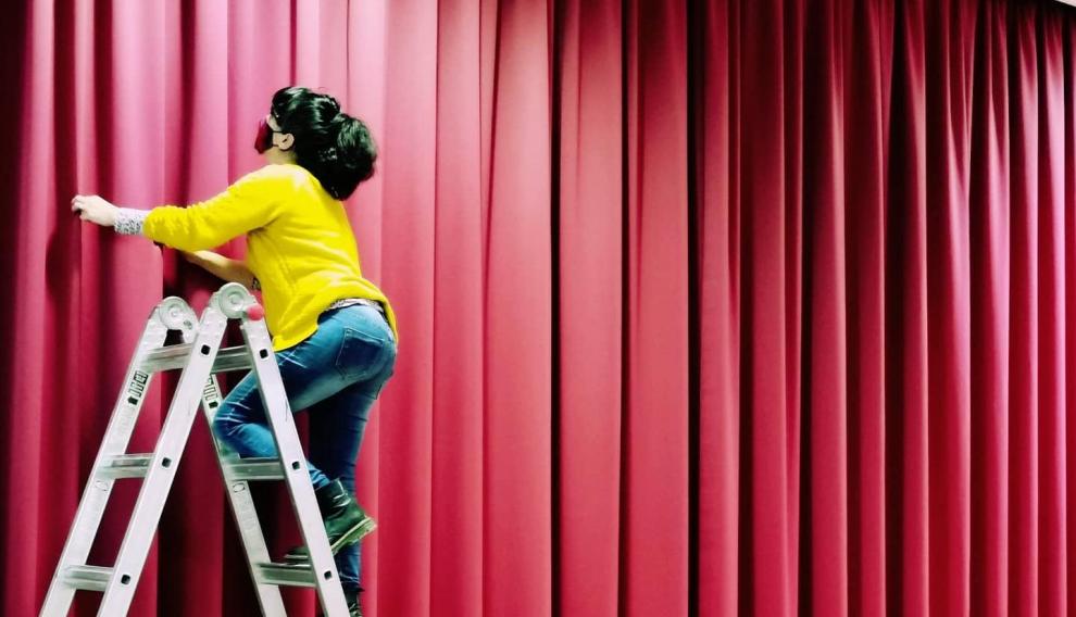 Alicia Preciado coloca un telón de teatro, una de sus últimas creaciones.
