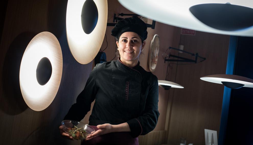 Leticia da Silva, cocinera en Parrilla Albarracín, con un plato elaborado con alcachofas.