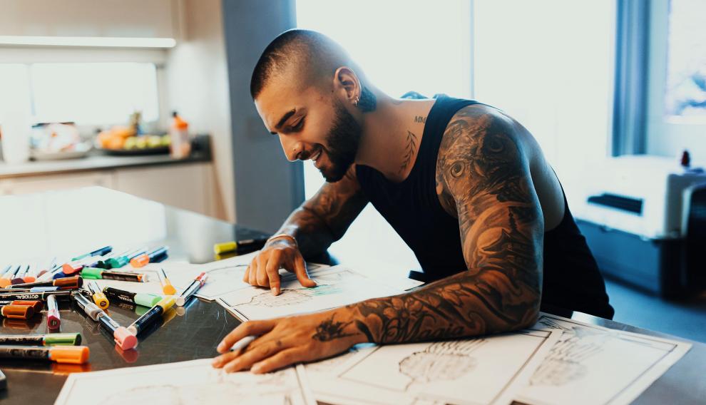 Maluma, durante el proceso de creación de los diseños de su colección "Maluma X Balmain"