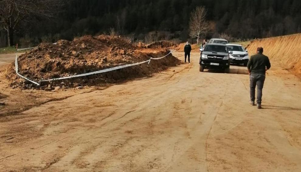 Los restos aparecieron en el talud situado en esta curva.