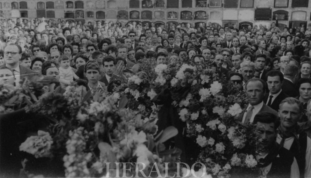 Zaragoza despide a José Oto, en abril de 1961, en el cementerio de Torrero.