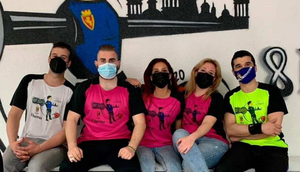 Los socios son de varias edades, hombres y mujeres, de mayor o menor nivel.