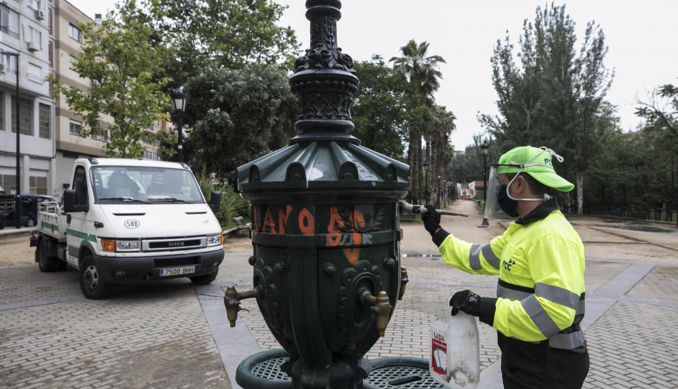 Los operarios de FCC limpiando los grafitis de una fuente ornamental.