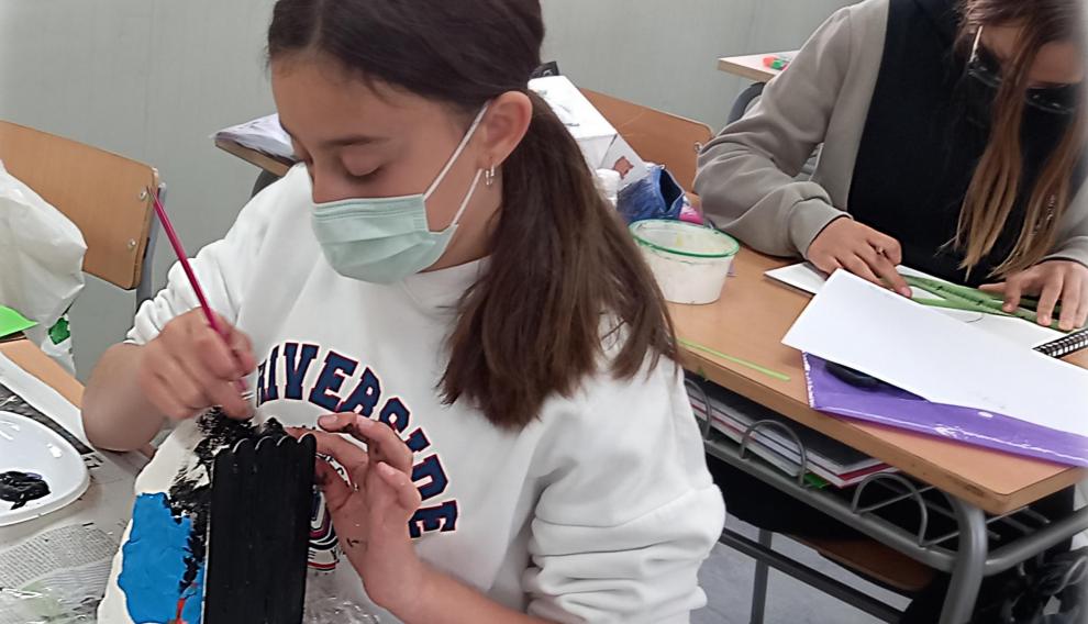 Alumnas en el taller de ilustración de los poemas