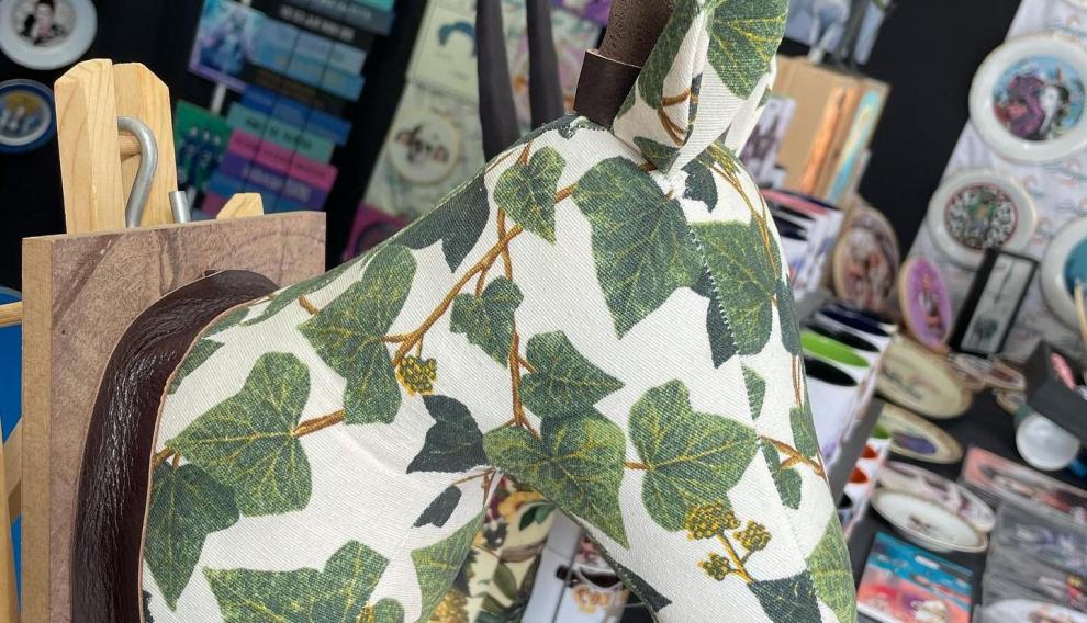 Imagen de uno de los puestos de artesanía que se pueden encontrar en la Feria de Primavera, en la calle de Moret.