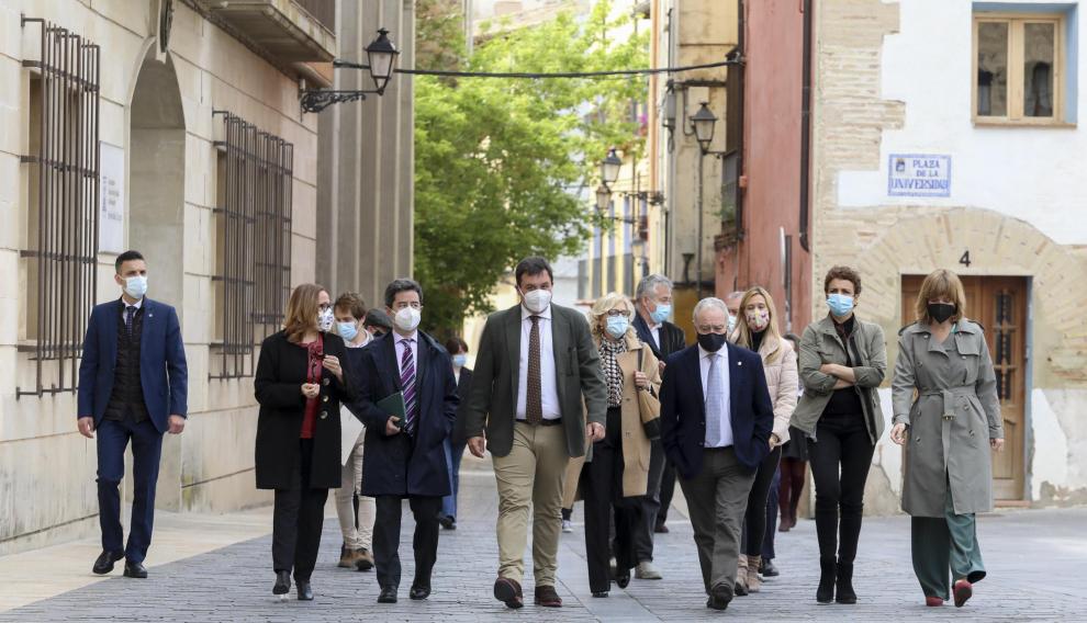El secretario de Estado y los representantes institucionales camino del antiguo Seminario de Huesca.