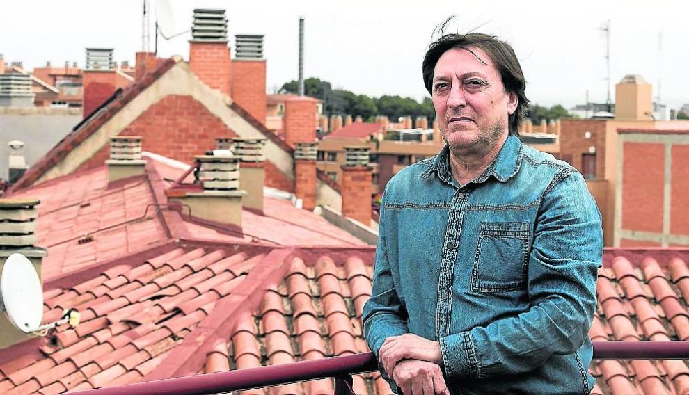 Miguel Luzón, en la terraza de su domicilio en el barrio de Valdefierro de Zaragoza.