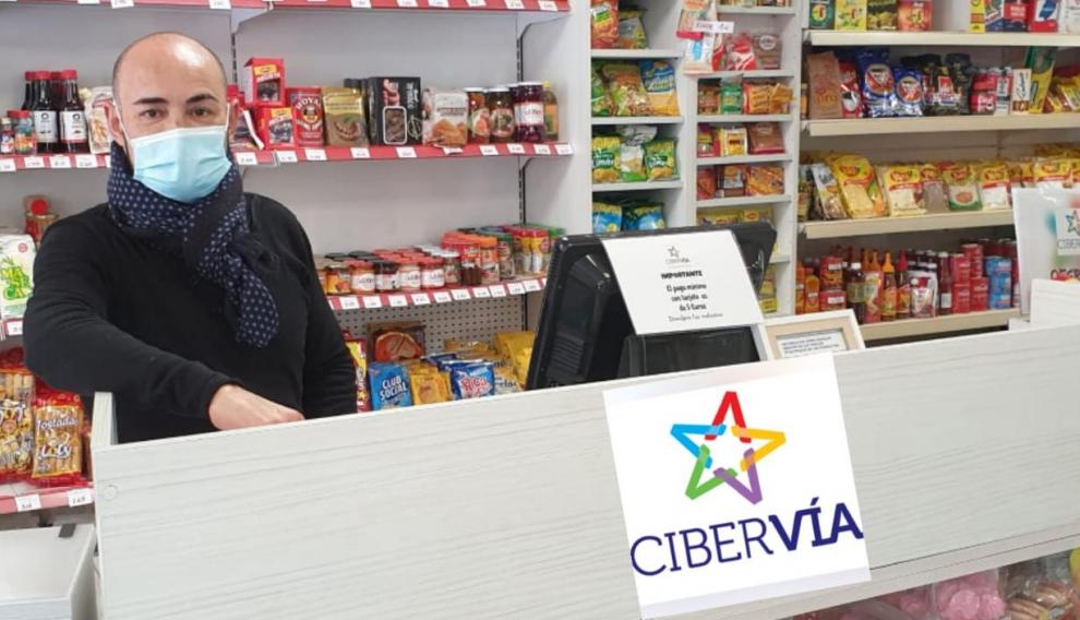 El colombiano Néstor Buitrago en su tienda latina de alimentación en Zaragoza.