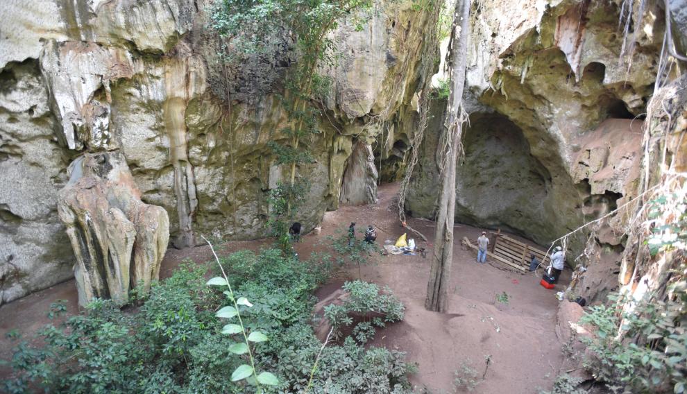 Excavación de trinchera en Panga ya Saidi, donde el enterramiento humano se encontró en el fondo de esta trinchera excavada.