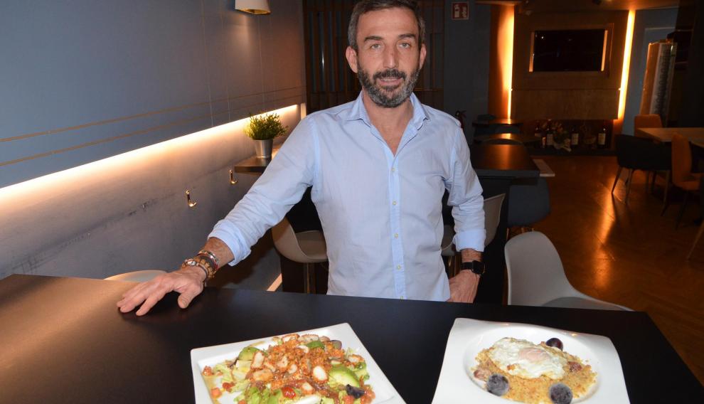 Óscar Gargallo, con dos de los platos del día de Lekune.