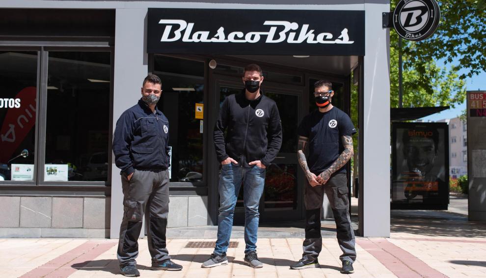 En el centro, Sergio Blasco junto a dos de sus empleados en Blasco Bikes