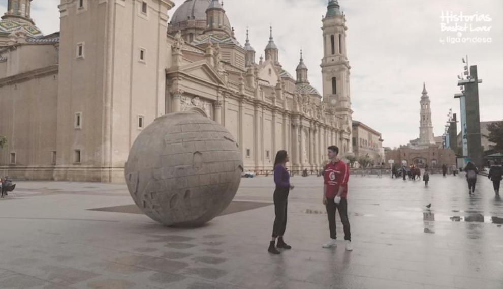 Milena Martín, con Rodrigo San Miguel, en la plaza del Pilar.