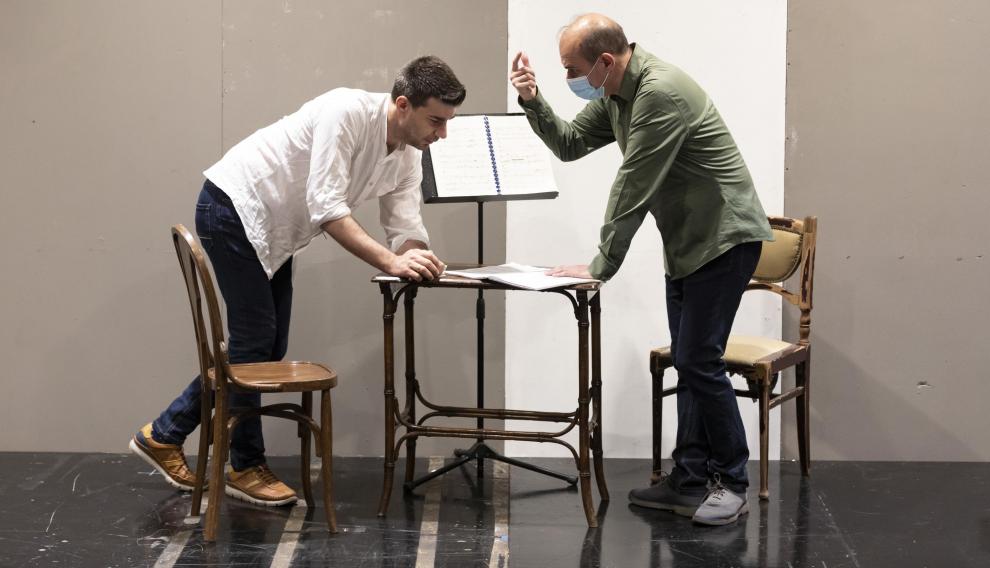 Isaac Galán y Jesús Torres, comentando aspectos de la partitura.