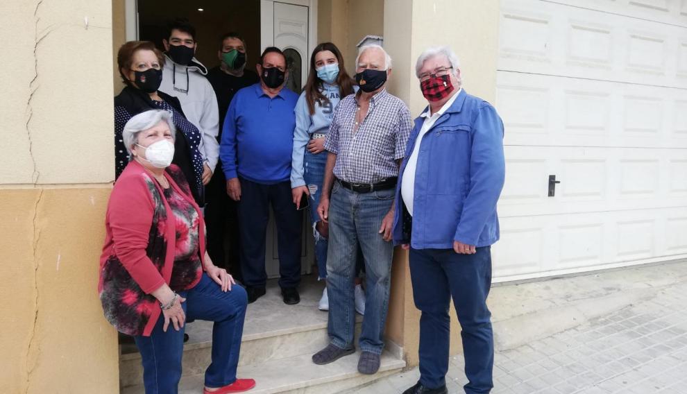 Jesús Monter, con chaqueta azul, en el reencuentro con su hermano y familiares en Binaced este domingo.