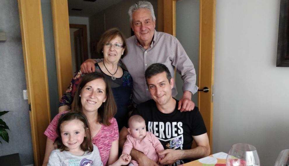 Mari Carmen Millán y Ricardo Sanz (sentados), con las pequeñas Lucía e Irene y los padres de Ricardo, Ana Vidal y Ricardo Sanz.