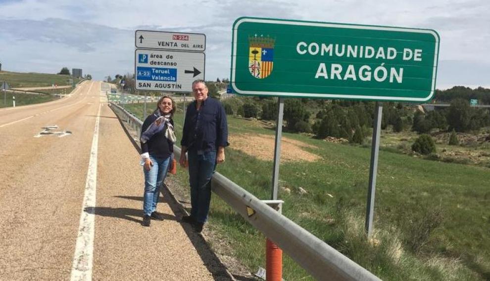 Ricardo Soriano y su mujer, en la frontera de Aragón con la Comunidad Valenciana.