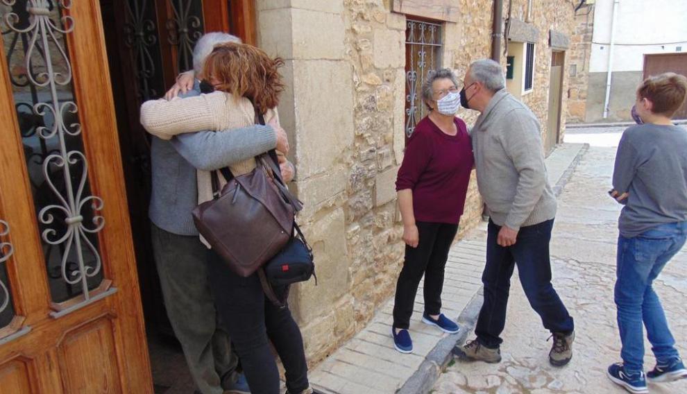 Teresa Solsona saluda a su padre tras más de ocho meses sin verlo.