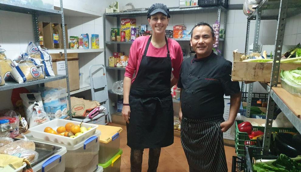 Pilar y Nunho se encargan de la cocina del monasterio.