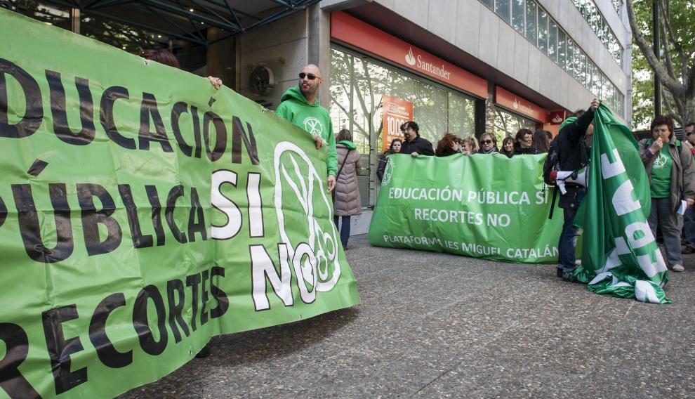 Protesta de la Marea Verde ante la sede de Educación en Zaragoza, en mayo de 2013.