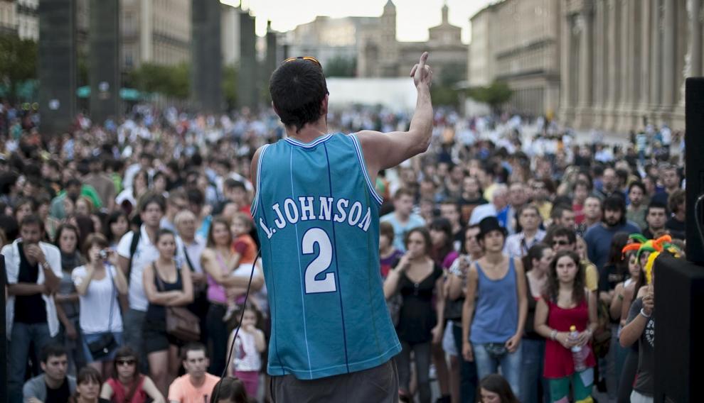 Uno de los indignados se dirige al resto de acampados en la plaza del Pilar, el 20 de mayo de 2011 en Zaragoza.
