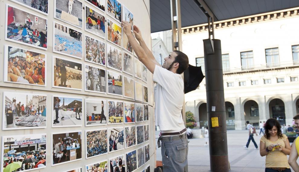 Exposición fotográfica de la acampada en la plaza del Pilar, en septiembre de 2011.