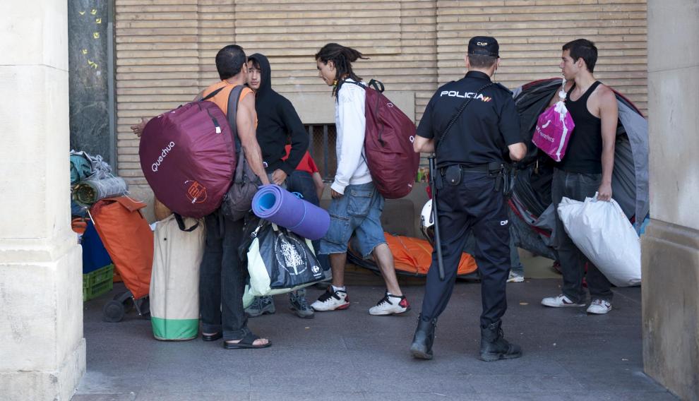 Desalojo de los últimos acampados en plaza del Pilar, el 29 de junio de 2011.