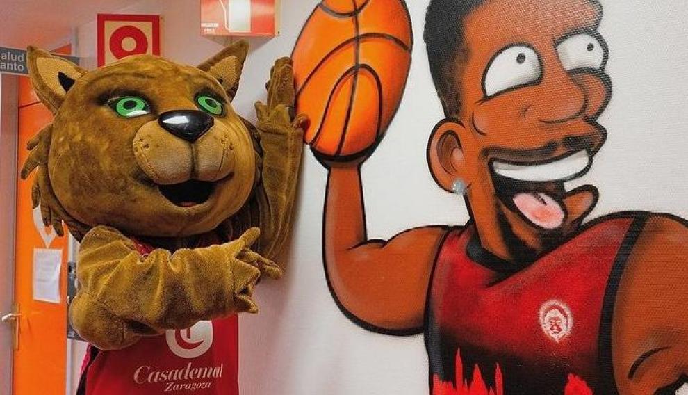 La mascota de Casademont y Ennis, recién pintado en el Hospital Infantil.