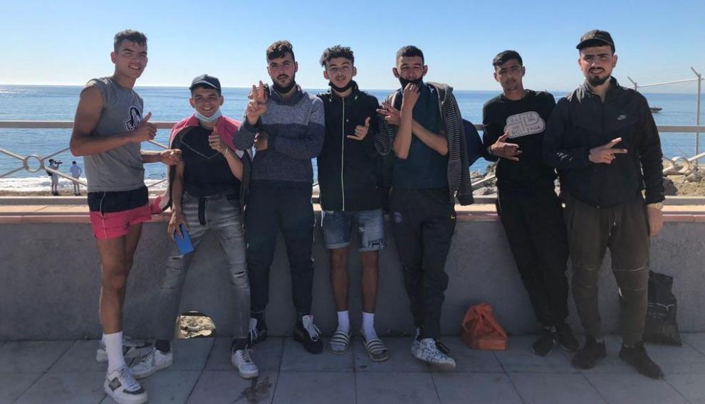 El joven Aiman junto a sus amigos en la playa del Tarajal.