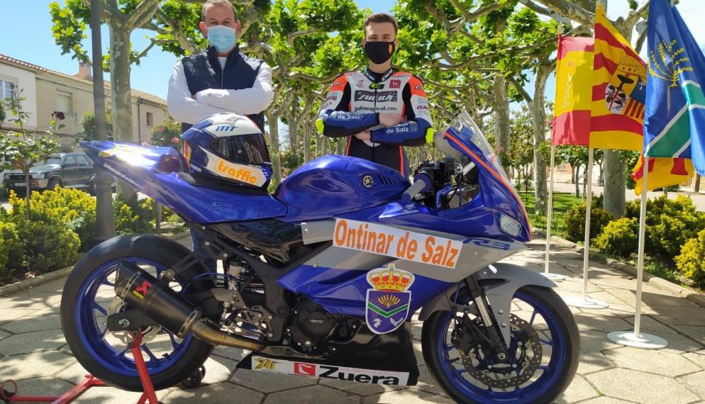 Julián Giral, posa junto a su moto en su localidad, Ontinar de Salz.