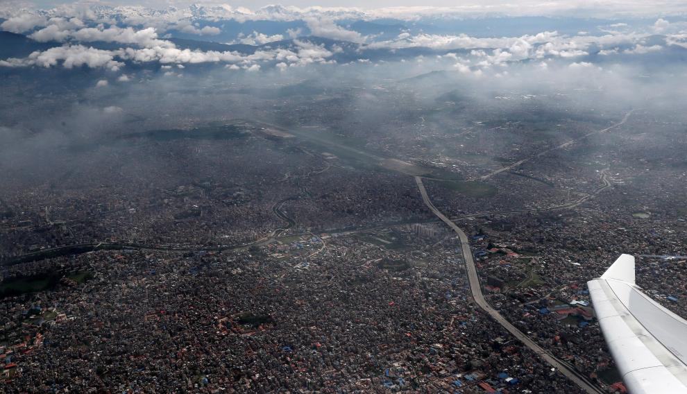 Vista de Katmandú con la cordillera del Himalaya al fondo desde el avión en el que vuelven repatriados los montañeros.