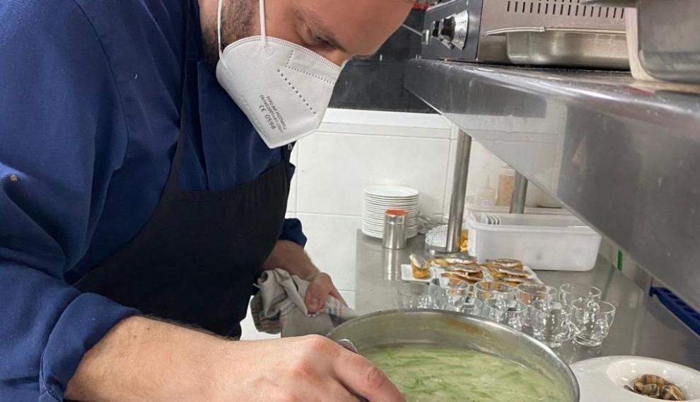 El cocinero Raúl Pérez, preparando el plato en la cocina de Gayarre.