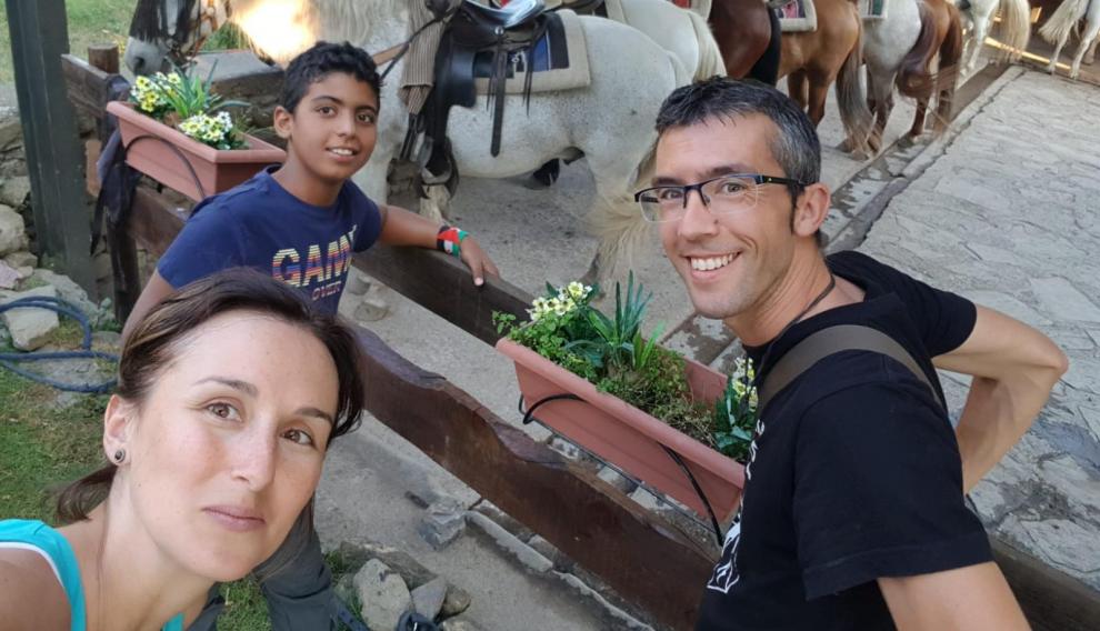 Silvia Grustán y Ricardo Pérez con Gailani junto a caballos en Sarvisé, en el Pirineo en 2019.