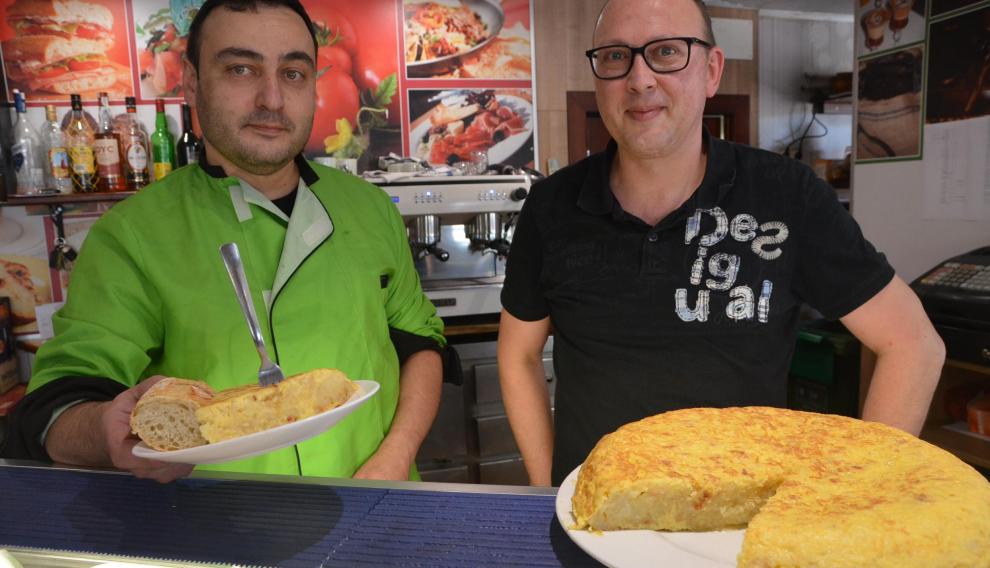 Andrés Medina García y Luis Ros en la cafetería Medina.