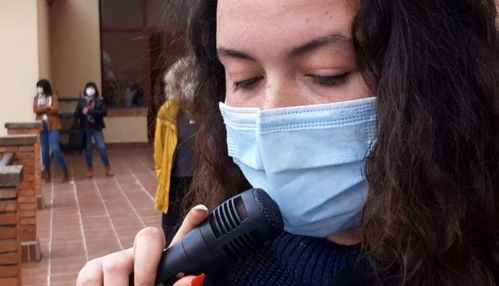 El manifiesto fue leído desde uno de los balcones del instituto por una alumna del Ciclo Formativo de Cuidados Auxiliares de Enfermería