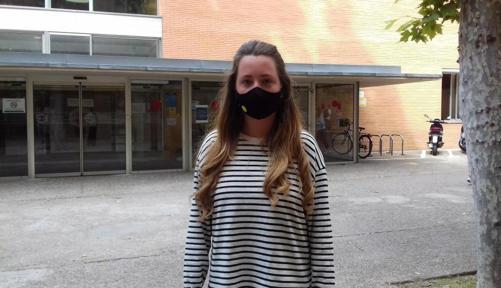 La joven Ana Laiglesia en la Facultad de Económicas, este viernes en Zaragoza.