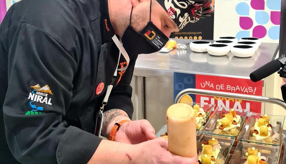 Ramón Lapuyade, preparando su versión de las patatas bravas.