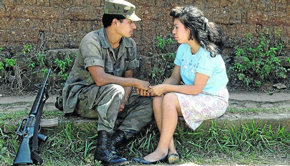 Un soldado salvadoreño con su novia en Suchitoto (El Salvador).