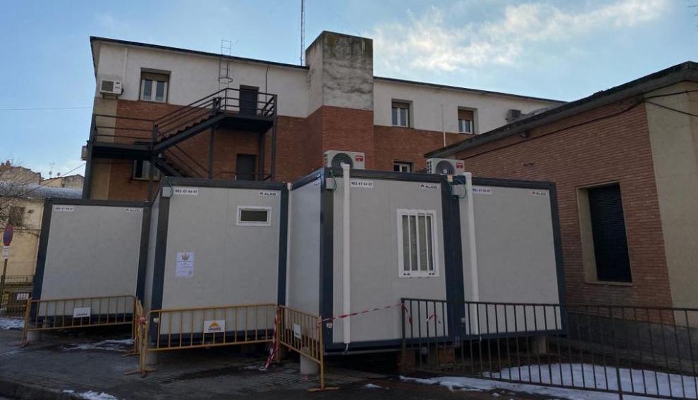 Barracones en el centro de Salud de Barbastro
