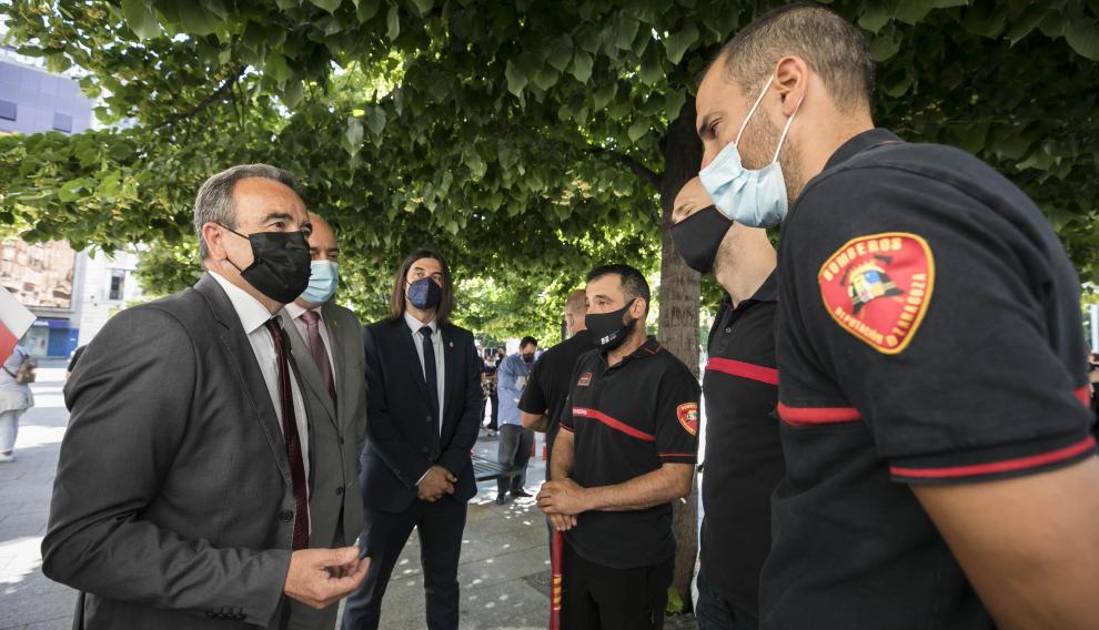 El presidente de la DPZ, José Antonio Sánchez Quero, conversa con los representanes de los bomberos
